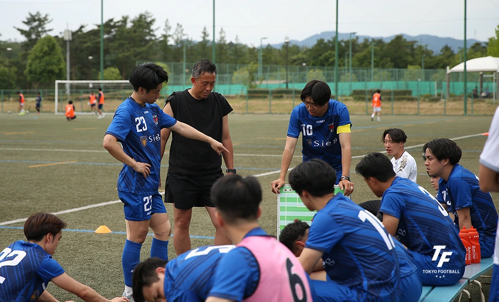 写真:ハーフタイムに監督、選手で話す八王子。
