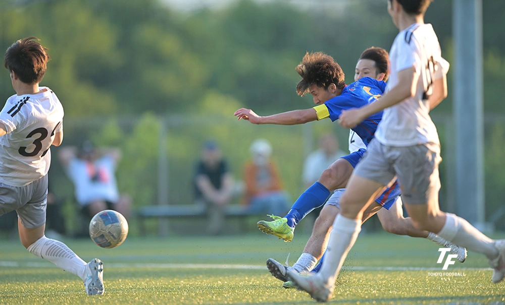 写真：後半にゴールを狙うアローレの長谷川。（写真：小林渓太）