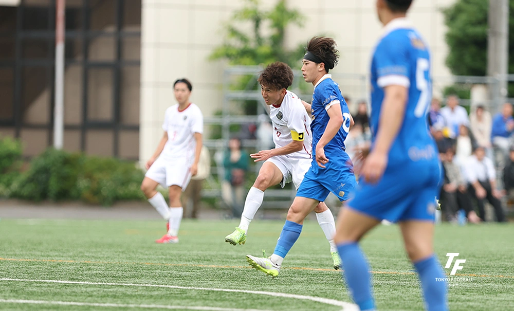 写真:前半にエリア手前からミドルを決めるアローレの長谷川。