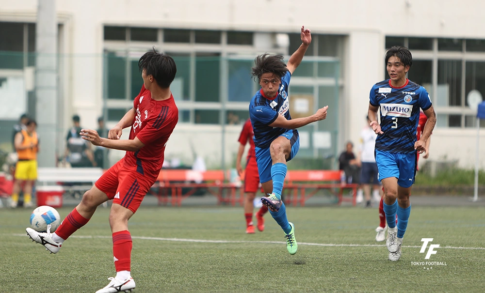 写真:前半終了間際にチームの2点目を決めるFW藤。