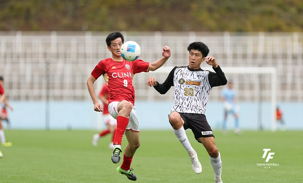 写真:前線でボールを競り合うBilobaのFW奥津(左)。