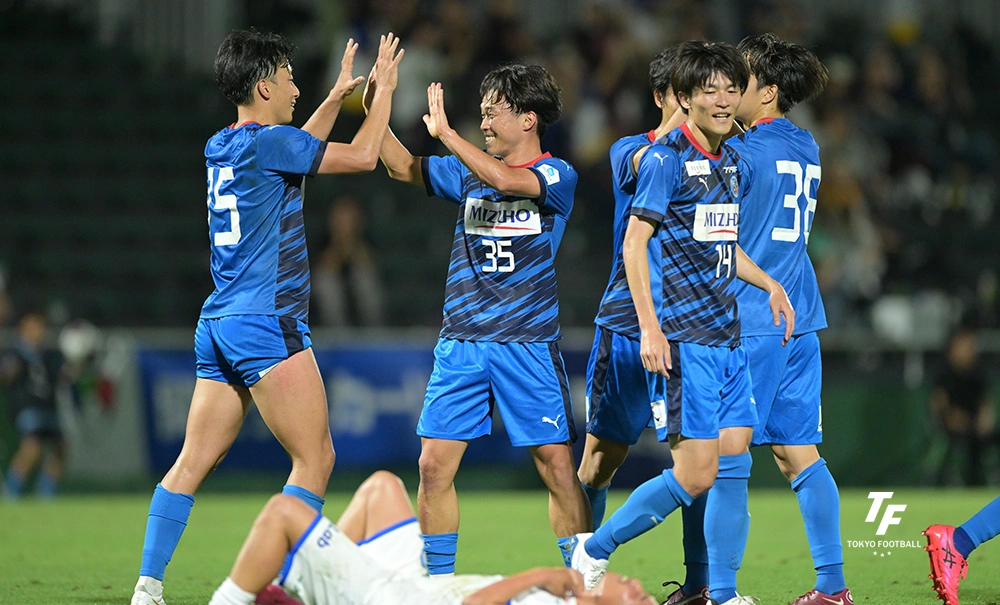 写真:勝利が決まり笑顔を見せる東京Uの重田ら。(写真:小林渓太)