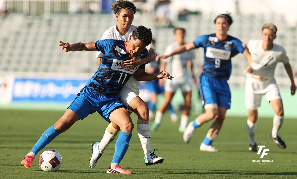 写真：懸命にボールをキープする東京U・新明。