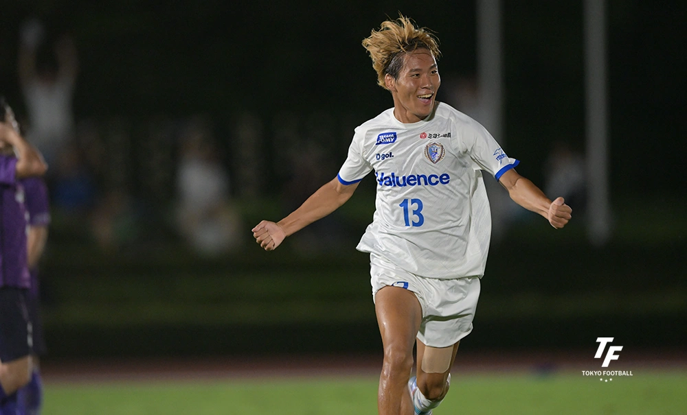 写真:後半に決勝点を決めて駆け出す南葛の福本。(写真:小林渓太)