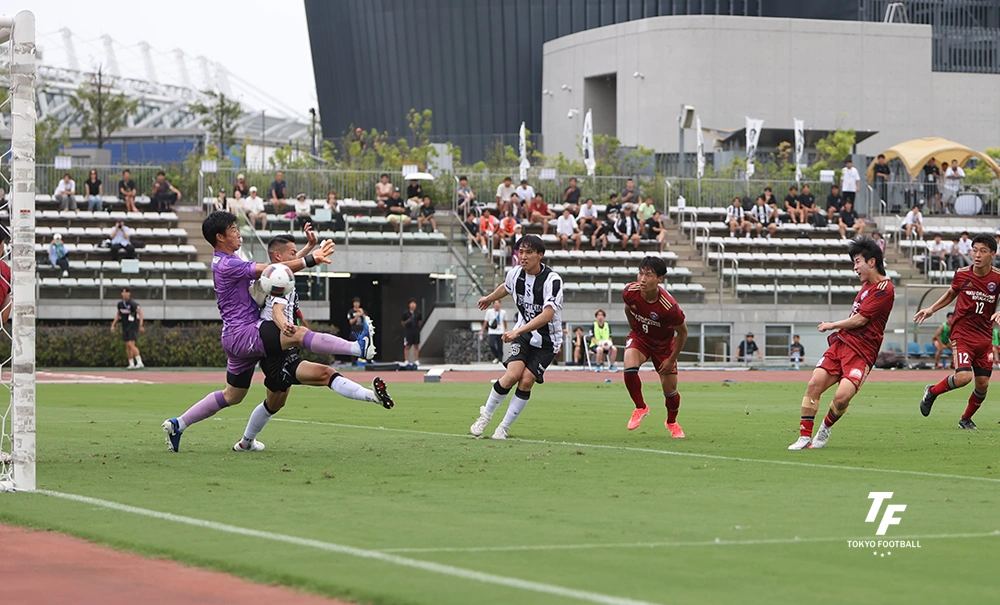 写真：81分に同点ゴールを蹴り込むDF堀川。