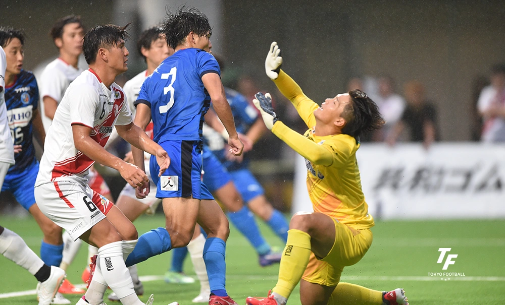 写真：前半にゴールを決める東京UのDF吾妻。（写真：小林渓太）