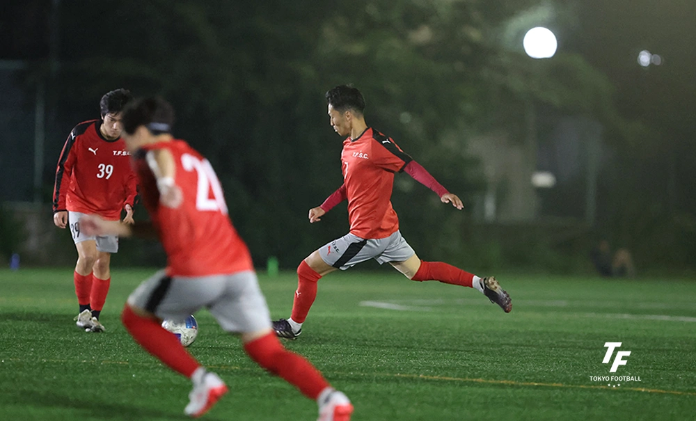 写真:前半にFKを決めるTFSCの碓井。