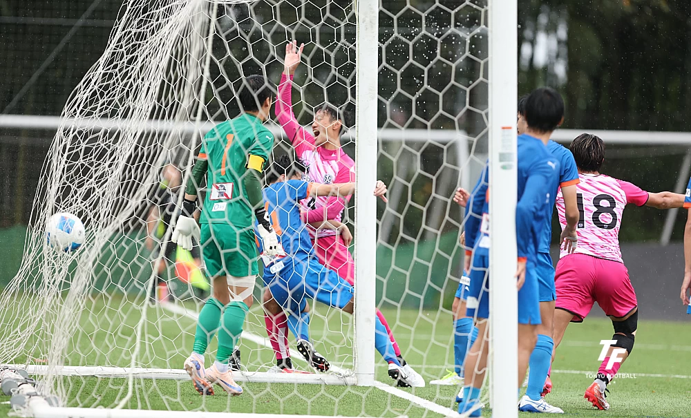 写真:先制ゴールを決めるしながわのDF岡田。