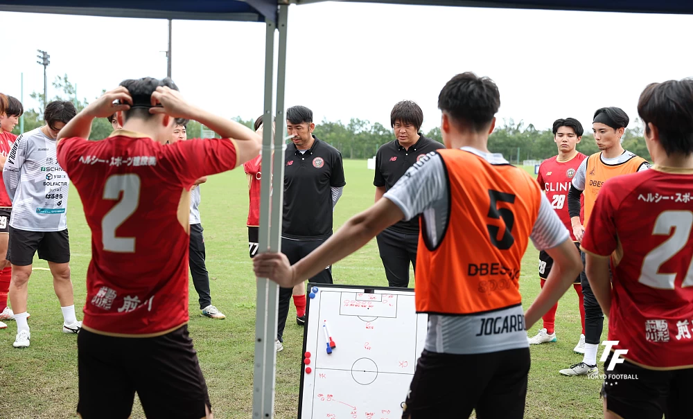 写真:試合前に選手に語りかける多淵監督。