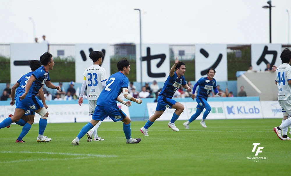 写真：先制ゴールを喜ぶ東京UのFW岡田。（写真：小林渓太）