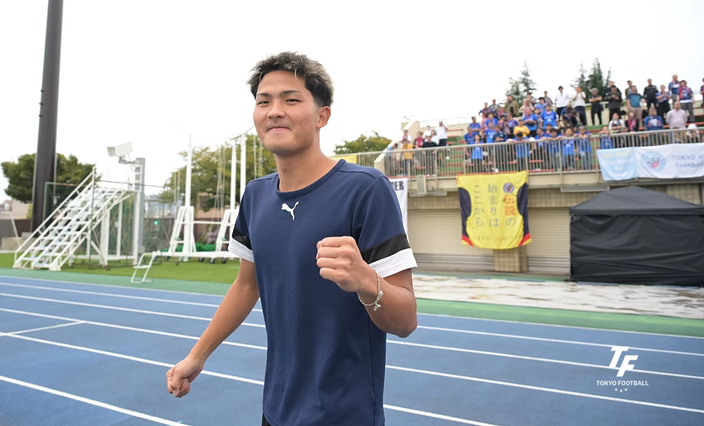 写真:試合後にピッチに降り、笑顔を見せた新明。(写真:小林渓太)