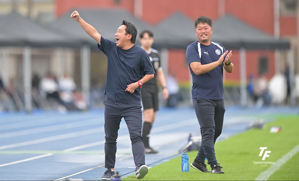 写真：優勝を決めて拳を突き上げる福田監督。（写真：小林渓太）