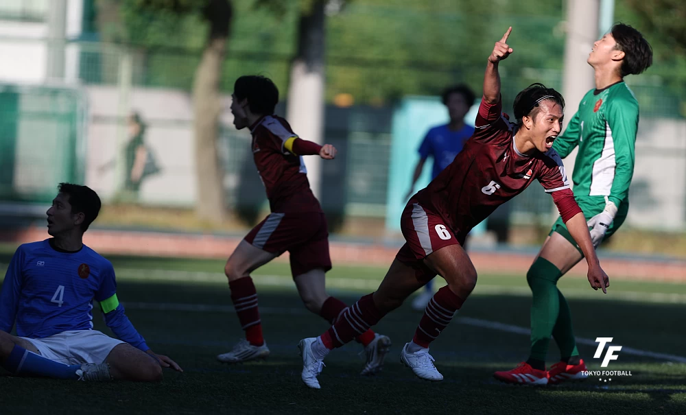 写真:終了間際にゴールを決めて駆け出す三菱商事のCB関。