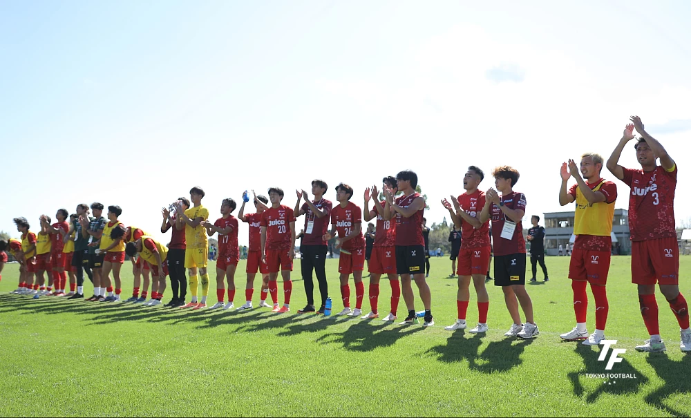 写真:決勝進出を決めたエリース豊島の選手たち。