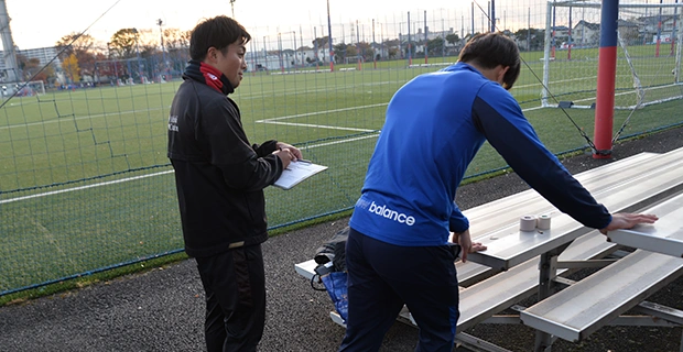 写真：選手のコンディションチェックを行う垣見トレーナー。